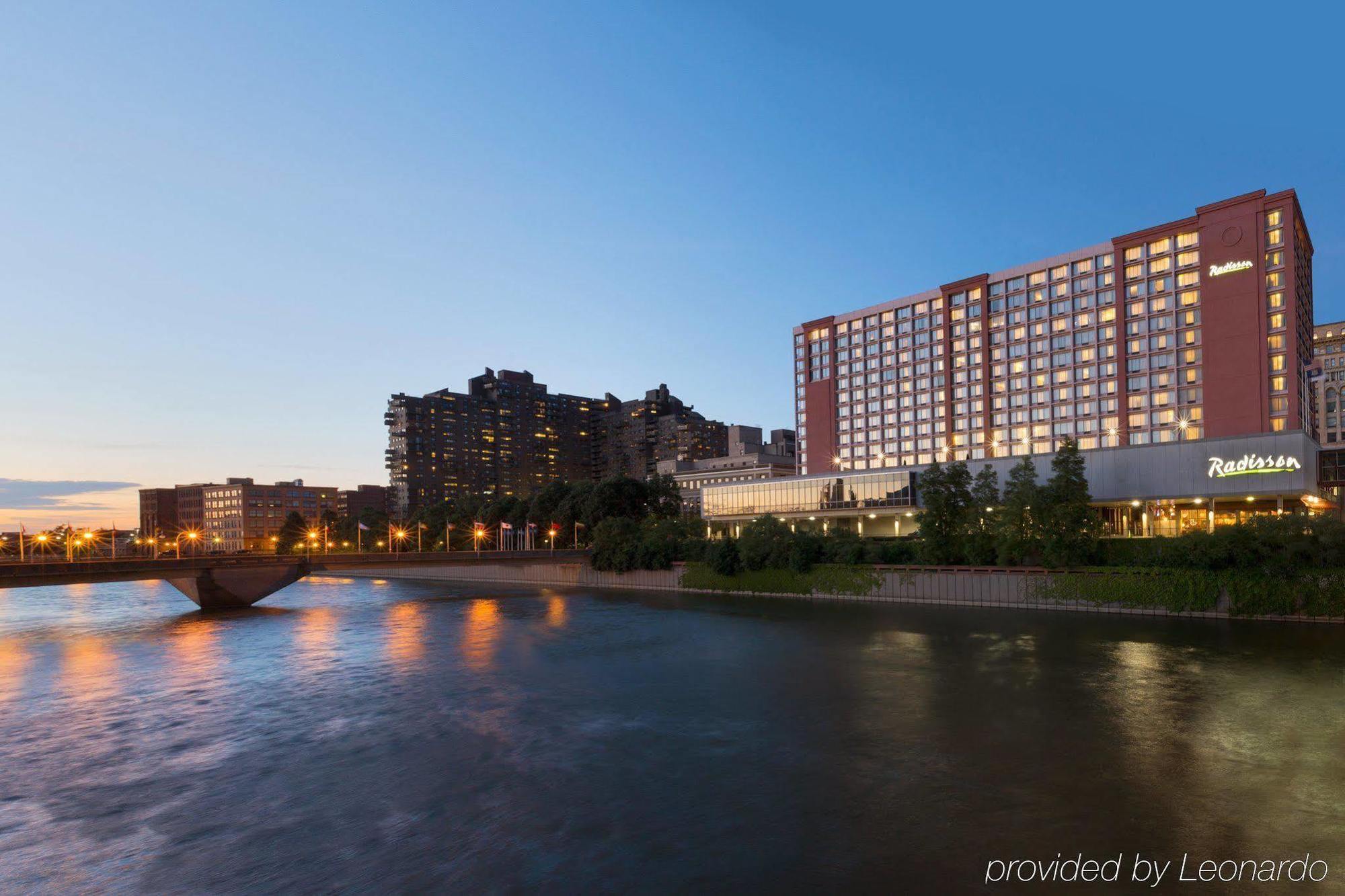 Rochester Riverside Hotel Esterno foto
